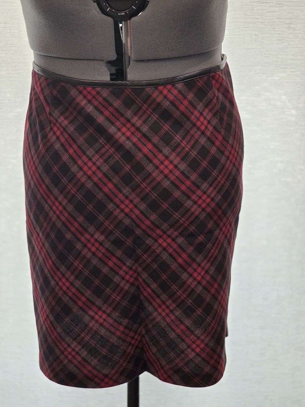 Women's Plaid Pencil Skirt - Red & Black